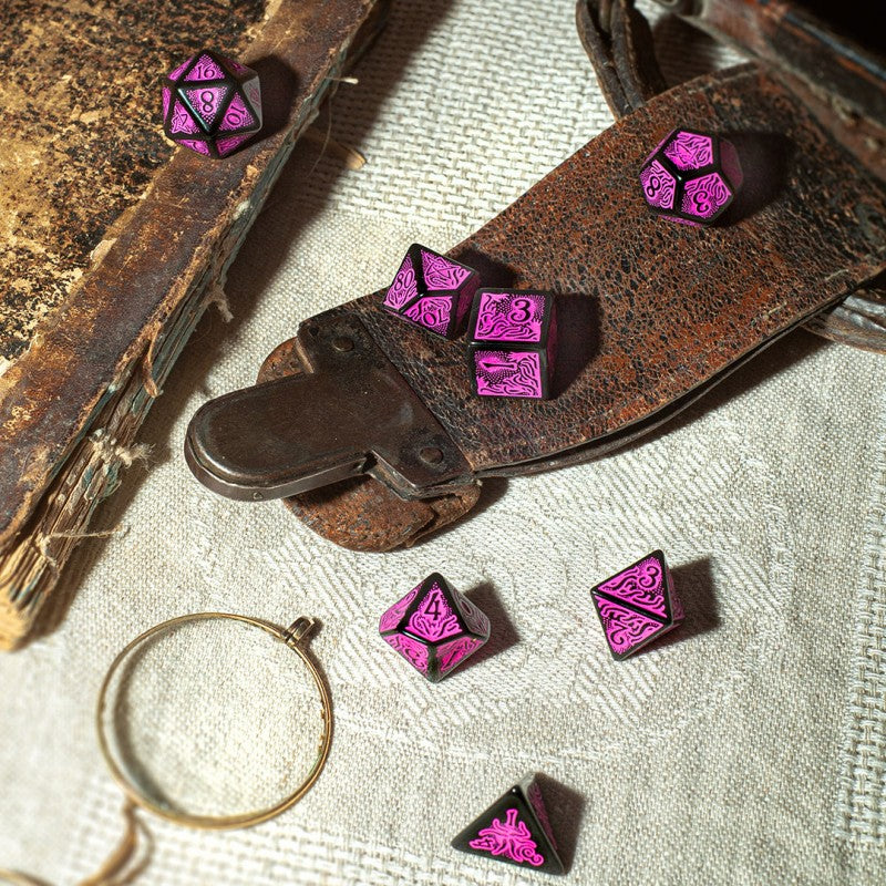 Call of Cthulhu 7th Edition - Black & magenta Dice Set (Q-Workshop) (SCTR3P)