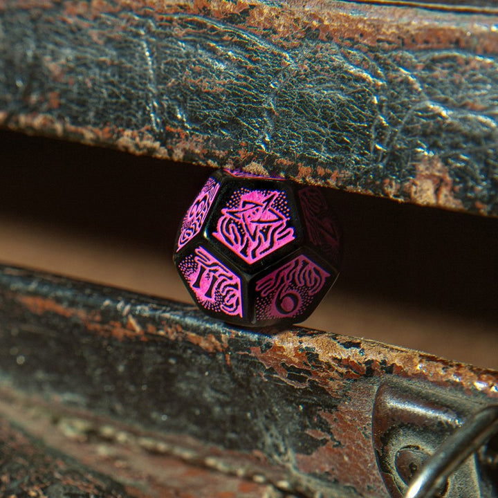 Call of Cthulhu 7th Edition - Black & magenta Dice Set (Q-Workshop) (SCTR3P)
