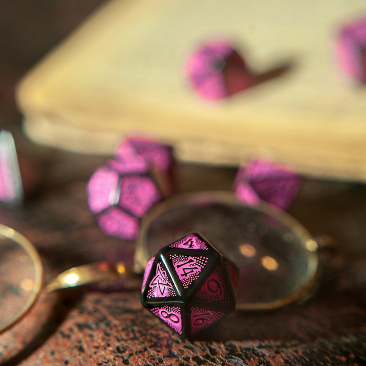 Call of Cthulhu 7th Edition - Black & magenta Dice Set (Q-Workshop) (SCTR3P)
