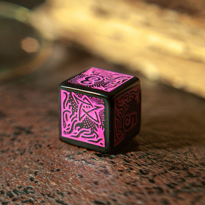 Call of Cthulhu 7th Edition - Black & magenta Dice Set (Q-Workshop) (SCTR3P)