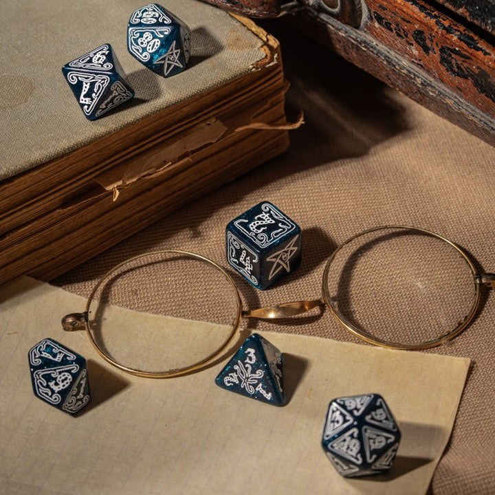 Call of Cthulhu Abyssal & white Dice Set (Q-Workshop) (SCTH3F)