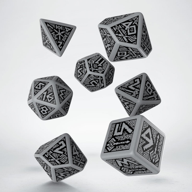 Dwarven Gray & black Dice Set (7) (Q-Workshop) (SDWA12)