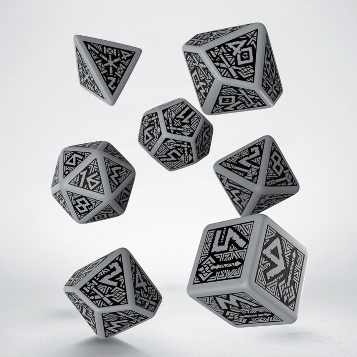 Dwarven Gray & black Dice Set (7) (Q-Workshop) (SDWA12)
