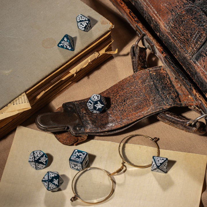 Call of Cthulhu Abyssal & white Dice Set (Q-Workshop) (SCTH3F)